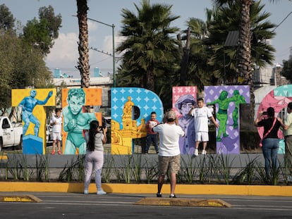 Una familia se toma fotografías en el de Tepito, develado el 12 de noviembre del 2022.