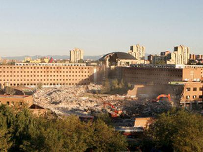 Imagen del cúpula de la cárcel de Carabanchel, poco después del inicio de los trabajos de derrumbe.