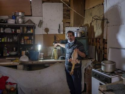 Youssef, en el interior de su chabola instalada en uno de los asentamientos de Lucena del Puerto, Huelva.