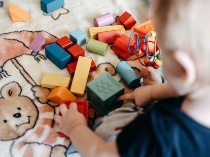 Encontrar las cosas en el mismo lugar permite al niño anticipar situaciones que ya fue conociendo y explorando.