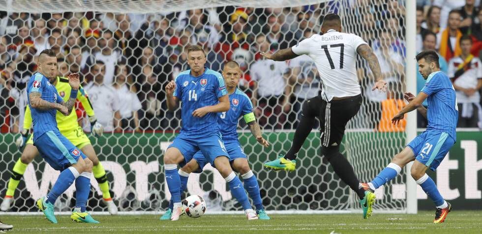 Boateng marca el primer gol de Alemania ante Eslovaquia.
