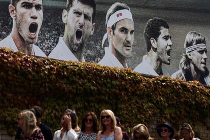 Un panel con Alcaraz, Djokovic, Federer, Sampras y Borg adorna un muro del club.