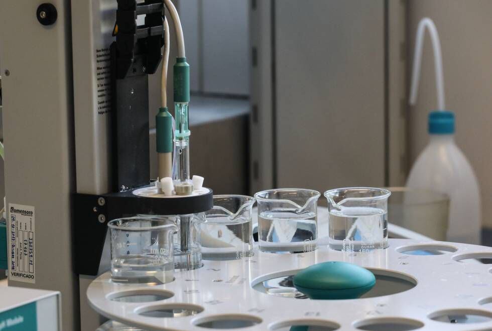 Varias muestras de agua en un laboratorio del Canal de Isabel II.