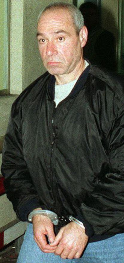 Santi Potros fue extraditado en 2000. En la foto, a su llegada al aeropuerto de Madrid-Barajas.