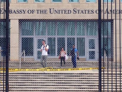 Trabajadores dejan la embajada de EE UU en La Habana el 29 de septiembre de 2017, tras el anuncio del Dept. de Estado de retirar su personal no esencial. En vídeo, declaraciones de la ministra de Asuntos Exteriores de Cuba, Johana Tablada.