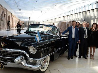 Valentín Díaz Gilligan, segundo desde la izquierda, cuando se presentó el mítico Cadillac de Juan Perón.