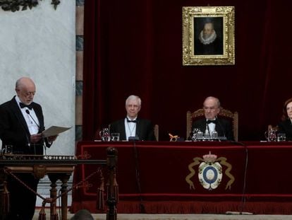 Carlos García Gual lee su discurso de ingreso en la Real Academia Española ayer en Madrid.