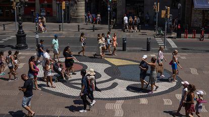 Mosaico de Joan Miró, lugar donde quedó parada la furgoneta del atentado yihadista del 17 de agosto de 2017 en la Rambla (Barcelona), este 10 de agosto.