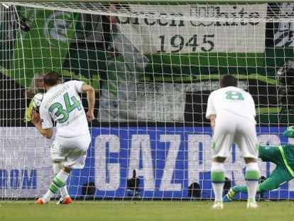 Ricardo Rodriguez marca el primer gol en el partido entre Wolfsburgo y Real Madrid, ida de los 1/4 de final de Liga de Campeones.