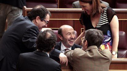 26 de junio de 2014. Rubalcaba, rodeado de compañeros de su partido, en el Congreso tras anunciar que en septiembre, tras 21 años de política, y dos y medio como secretario general del PSOE, dejará su escaño de diputados y volverá a dar clases de Química en la Universidad Complutense de Madrid.