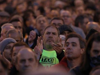 Concentración de taxistas en la Puerta del Sol de Madrid, este lunes. En vídeo, Julio Sanz, presidente de la Federación Profesional del Taxi, anuncia este martes el fin de los paros.