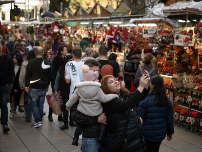 La inflación está marcando muchas decisiones económicas. En la foto, mercado navideño en Barcelona.