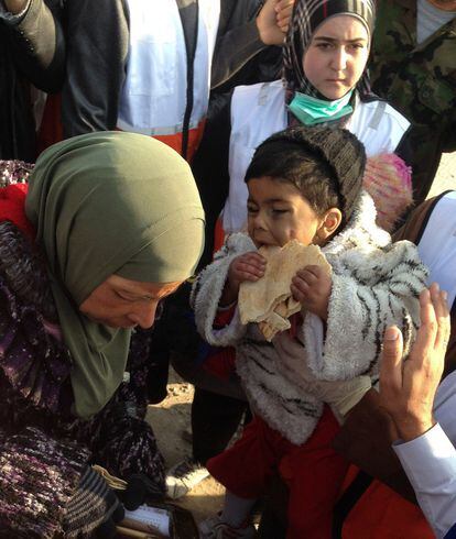 Un niño come un trozo de pan antes de ser evacuado del campamento de Yarmuk. La semana pasada, el Observatorio Sirio por los Derechos Humanos denunció que "el hambre y la falta de complementos y vitaminas" habían matado a 48 de los refugiados palestinos en los tres últimos meses.