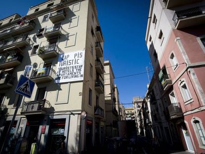 Carteles en la Barceloneta contra los apartamentos tur&iacute;sticos.