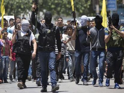 Palestinos armados en el funeral del joven tiroteado en Cisjordania.