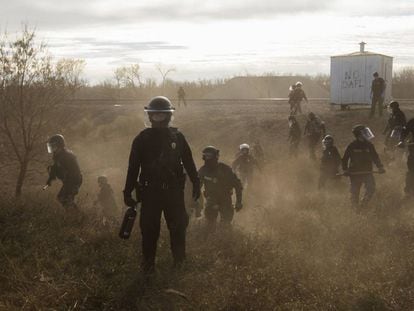 Policías antidisturbios junto al oleoducto Dakota Access Pipelines (EE UU).
