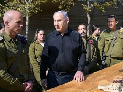 Netanyahu visitó el día 25 a las tropas desplegadas en la base de Reim, cerca de Gaza, en una imagen difundida por el Ejército de Israel.