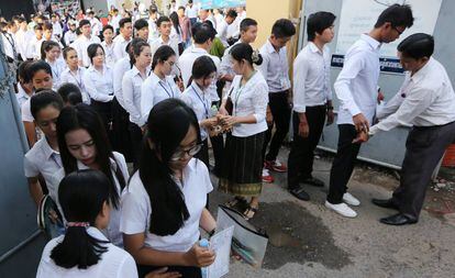 Los oficiales camboyanos registran a los alumnos antes de los ex&aacute;menes. 