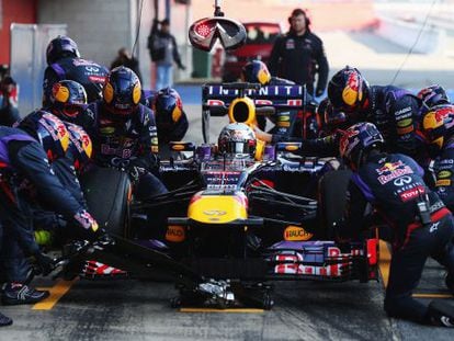 Los mecánicos de Red Bull atienden el monoplaza de Vettel.