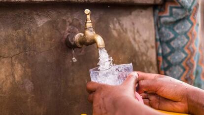 Ocho de cada diez personas que no tienen acceso a agua potable viven en áreas rurales y casi la mitad de ellas viven en el África subsahariana.