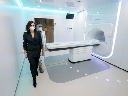 La presidenta de la Comunidad de Madrid, Isabel Díaz Ayuso, después de observar el 17 de diciembre de 2021 el único sistema de radioterapia de precisión molecular guiada por resonancia magnética que existe en España, en el Hospital Carlos III, adscrito al Hospital Universitario La Paz.