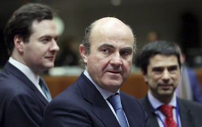 El ministro español de Economía y Competitividad, Luis de Guindos (en el centro), y los ministros de Finanzas del Reino Unido, George Osborne (izquierda), y de Portugal, Vitor Gaspar