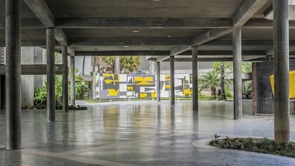 La plaza cubierta de la ciudad universitaria es una síntesis de la arquitectura moderna y de elementos propios de las construcciones coloniales, como la generación de sombras y ventilación. |