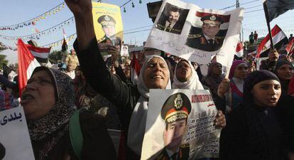 Detractores del depuesto Mohamed Morsi durante una concentraci&oacute;n en las proximidades del Palacio Presidencial en El Cairo, el pasado viernes