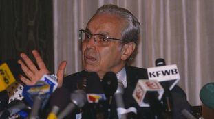 Pérez de Cuellar en una visita a Jordania como secretario general de la ONU, en 1990. 