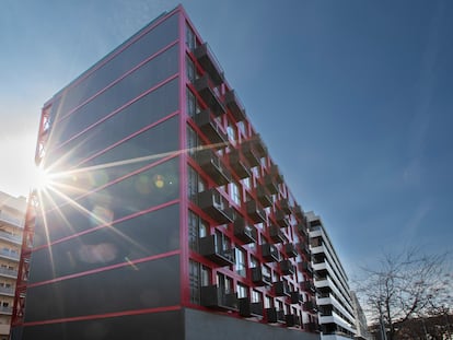 Edificio de pisos sociales en la plaza de les Glòries de Barcelona, en febrero. Es uno de los dos edificios de vivienda de emergencia de la ciudad realizado con contenedores reciclados.