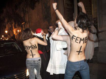 La protesta de Femen se ha producido un día después de que miles de personas se manifestaran en Madrid contra el anteproyecto de protección de la vida del concebido y de los derechos de la mujer embarazada, impulsado por el ministro Gallardón.