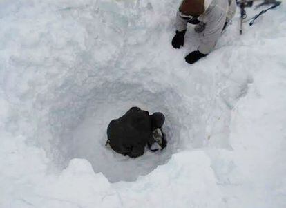 Personal de rescate del ej&eacute;rcito indio buscando al soldado superviviente en el glaciar de Siachen.