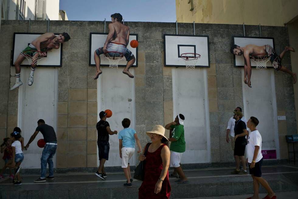 Instalación de personas jugando a baloncesto que forma parte de la exposición 'Tras el muro' de la Bienal de La Habana.
