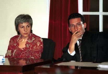 Dolores Vázquez y el abogado Miguel Criado, durante la vista en la Audiencia Provincial de Málaga en septiembre de 2001.