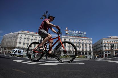 Ciudadanos en bicicleta por el centro de Madrid