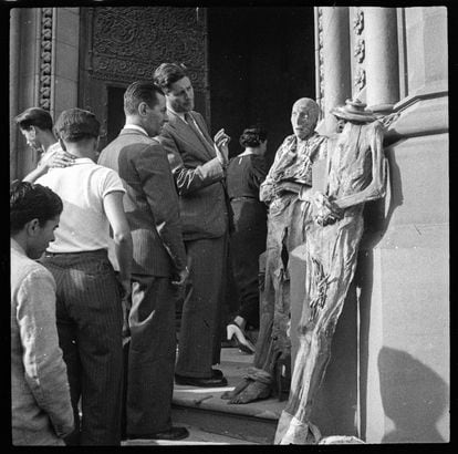 Sin título [Exhibición de las momias de las monjas, convento de las Salesas], Paseo de Sant Joan, Barcelona, julio de 1936, de Antoni Campañà. / Archivo Campañà