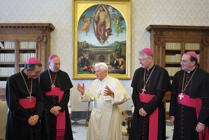 Benedicto XVI conversa con obispos belgas durante un encuentro celebrado en mayo tras la dimisión de Roger Vangheluwe.