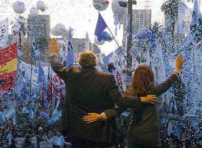 Cristina Fernández y Néstor Kirchner saludan a los simpatizantes que llenan la plaza de Mayo, en Buenos Aires.