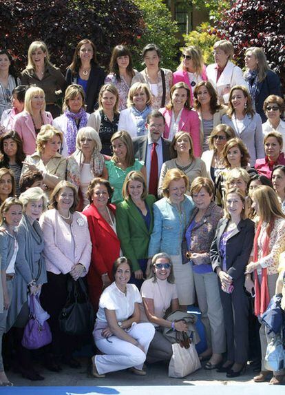 Mariano Rajoy, con algunas de las candidatas del PP, ayer en Madrid.