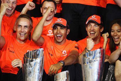 Whitmarsh junto a Hamilton y Button celebra la victoria de McLaren en el Gran Premio de Abu Dabi.