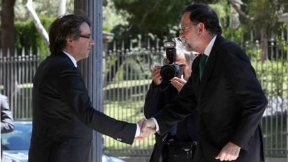 Carles Puigdemont saluda a Mariano Rajoy a su llegada al Museo Nacional de Arte de Cataluña (MNAC).