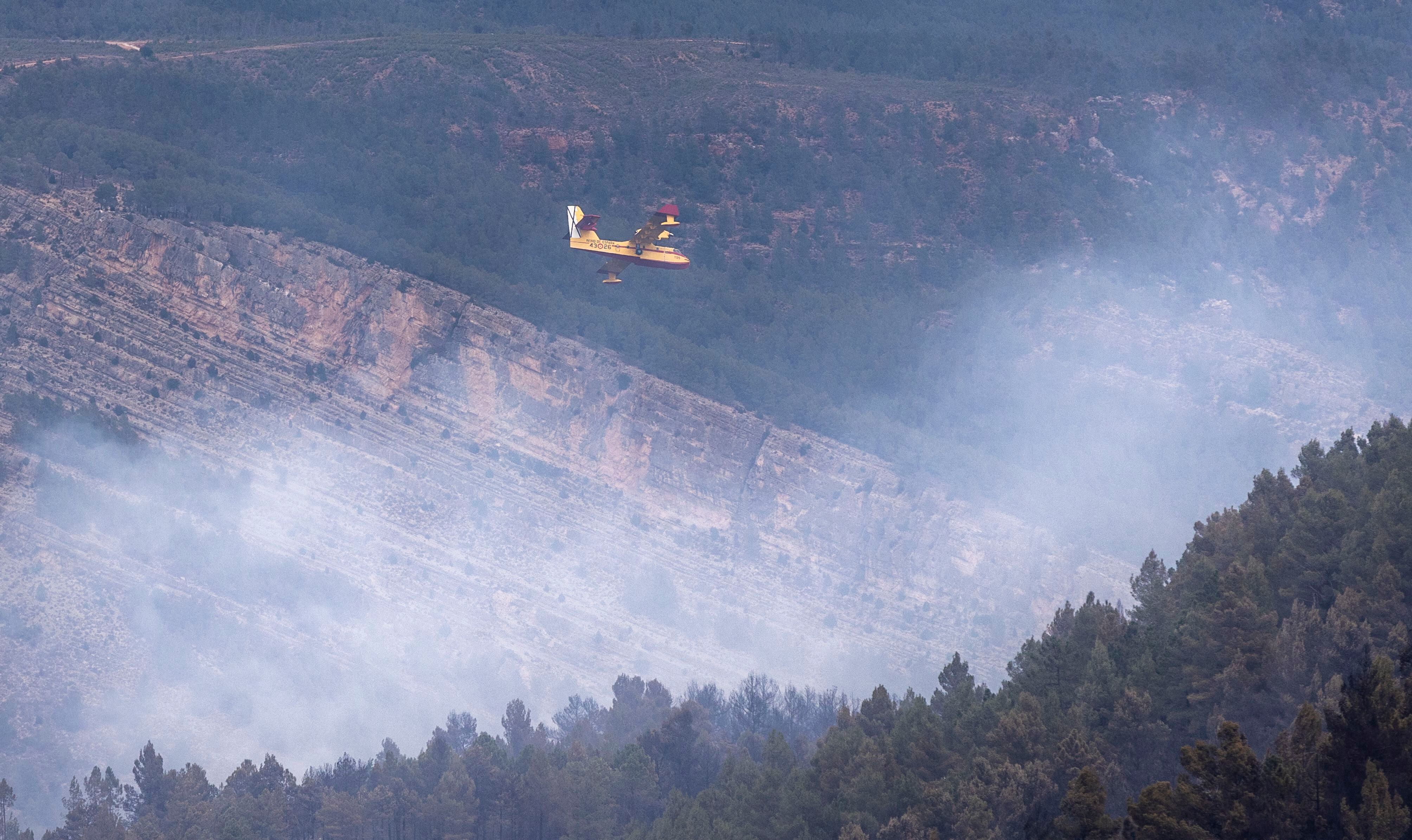 Un hidroavión sobrevolaba el jueves el incendio forestal en el término municipal de Villanueva de Viver, en la zona limítrofe de las provincias de Castellón y Teruel.