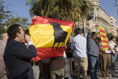 Manifestaci&oacute;n antitaurina convocada por el PACMA ante la Monumental de Barcelona para expresar la protesta ciudadana contra las corridas de toros.