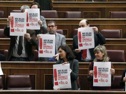 Diputados socialistas, en el Congreso con carteles a favor de la huelga.