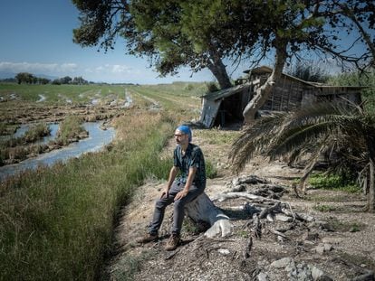 Gabi Martínez a la illa de Buda, al delta de l'Enre. del Ebro, a la casa on va viure un any.