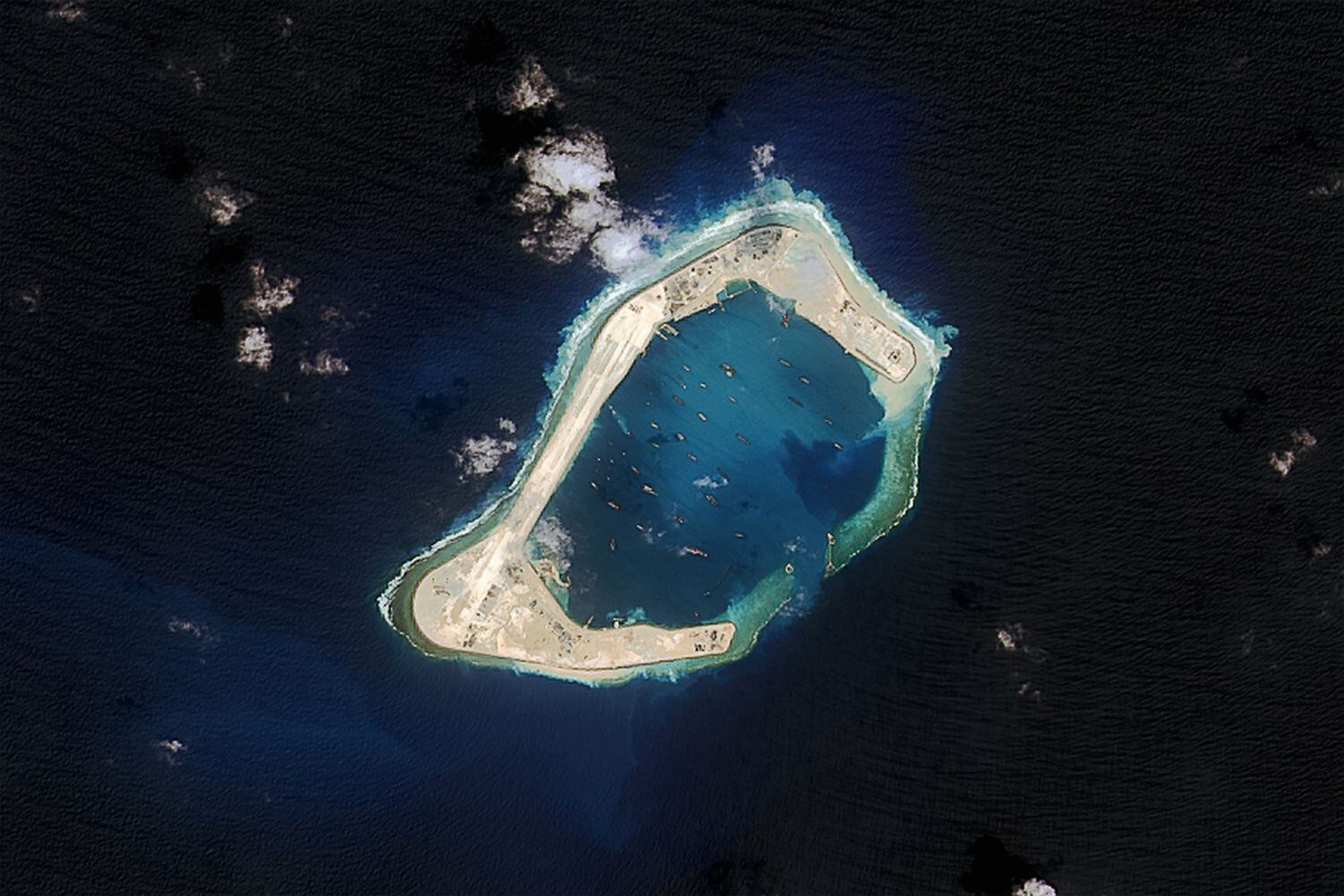 Imagen de satélite de un islote artificial chino, cerca de las Paracel en octubre de 2015.