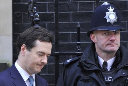 El ministro británico de Economía, George Osborne, abandona Downing Street.