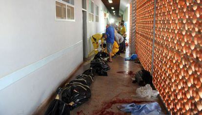 Los cad&aacute;veres de algunos de los campesinos muertos en el tiroteo yacen en un pasillo de un centro de salud de Curuguaty.