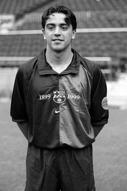 Xavi posa para una foto oficial en la temporada 1998-1999.