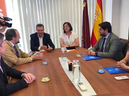Imagen de la reunión entre PP, Vox y Ciudadanos en la Asamblea de Murcia, la pasada semana. En vídeo, declaraciones de López Miras.